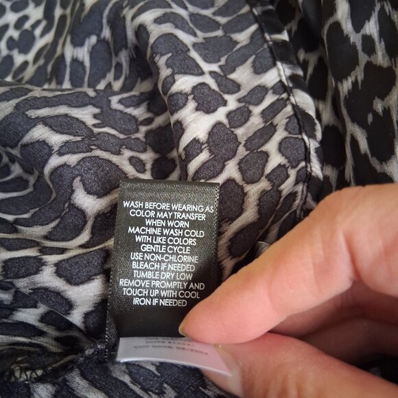Torrid Women's Size 1X Peplum Satin Button Front Gray Animal Print Top - Picture 10 of 13